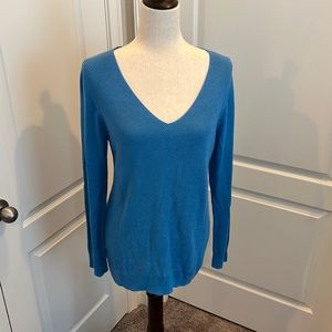 Banana Republic lightweight v-neck sweater top M